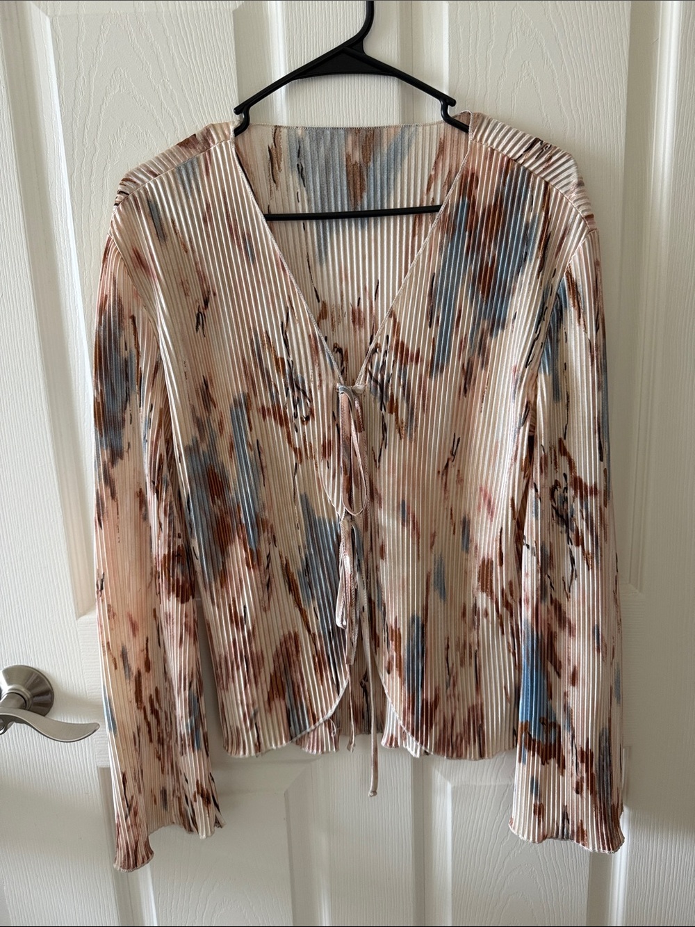 Women’s Printed Tie-Front Pleated Top in Beige and Blue Small